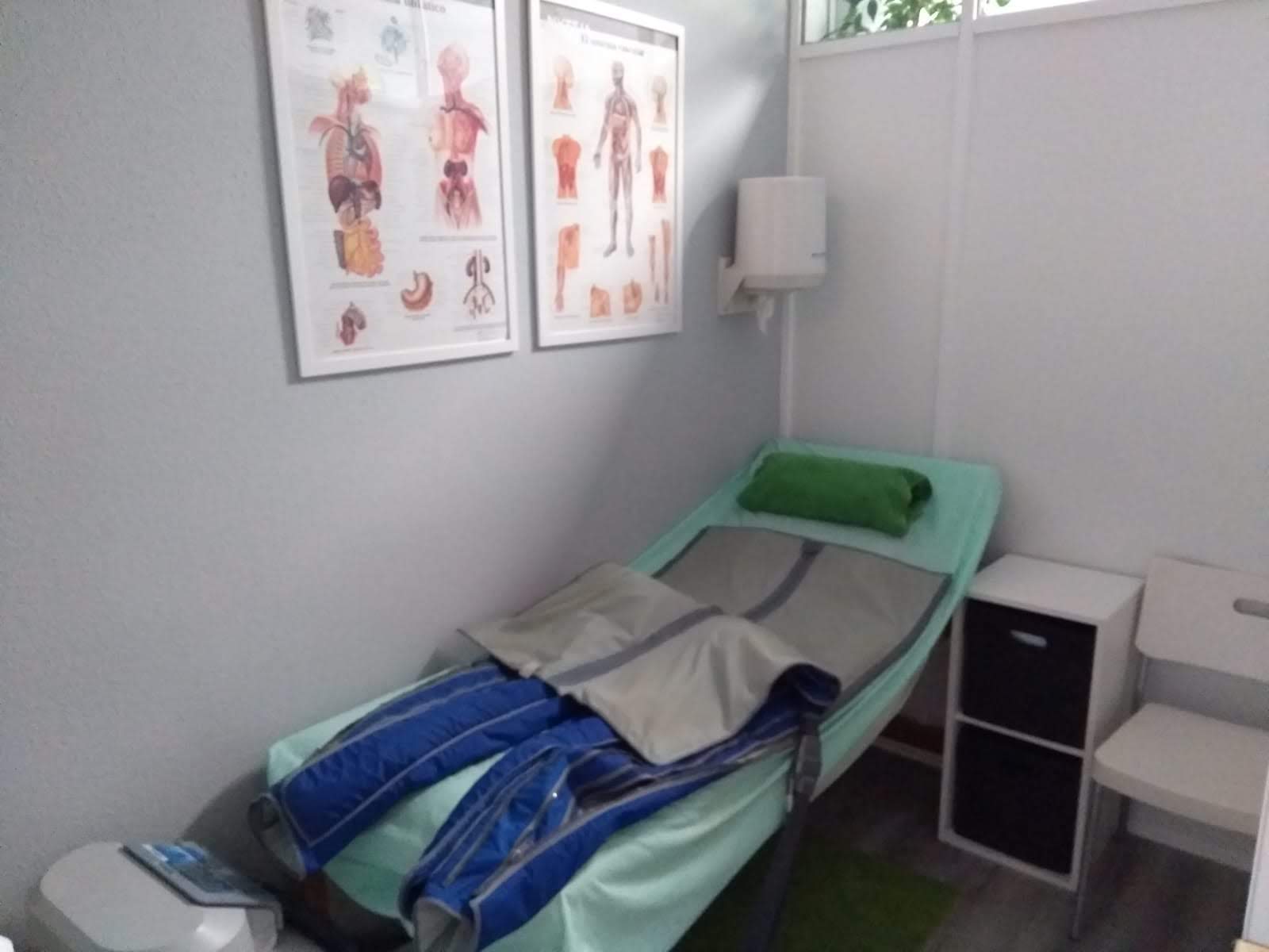 Sala de fisioterapia en Fisiores Colmenar Viejo con camillas profesionales para tratamientos
