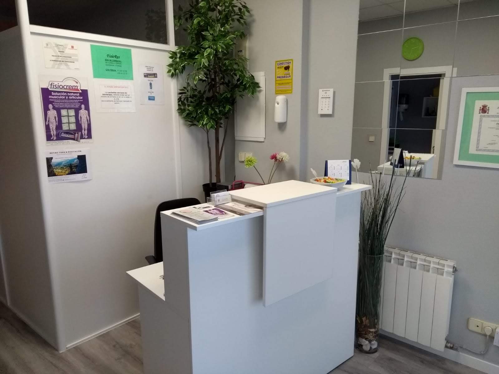 Gabinete de rehabilitación en Fisiores con equipos de electroterapia y ultrasonidos