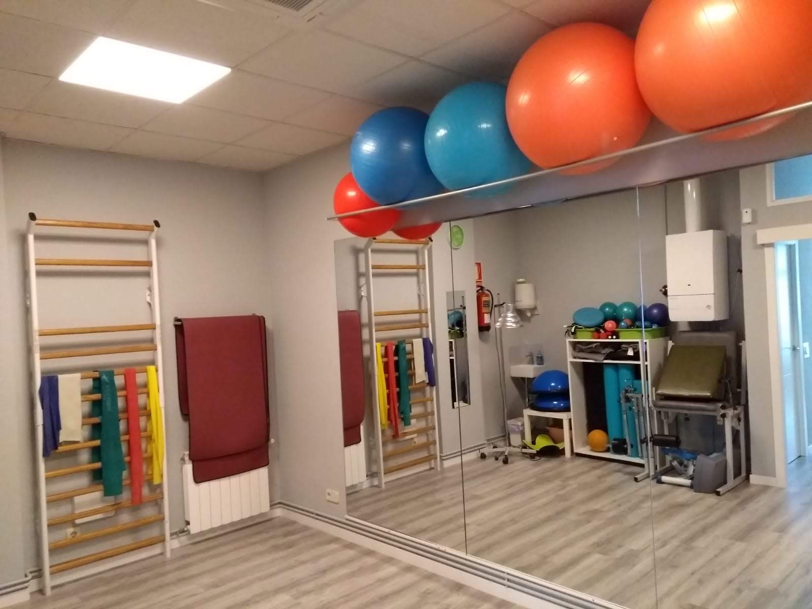 Sala de pilates en Fisiores Colmenar Viejo con máquinas y esterillas para ejercicios terapéuticos
