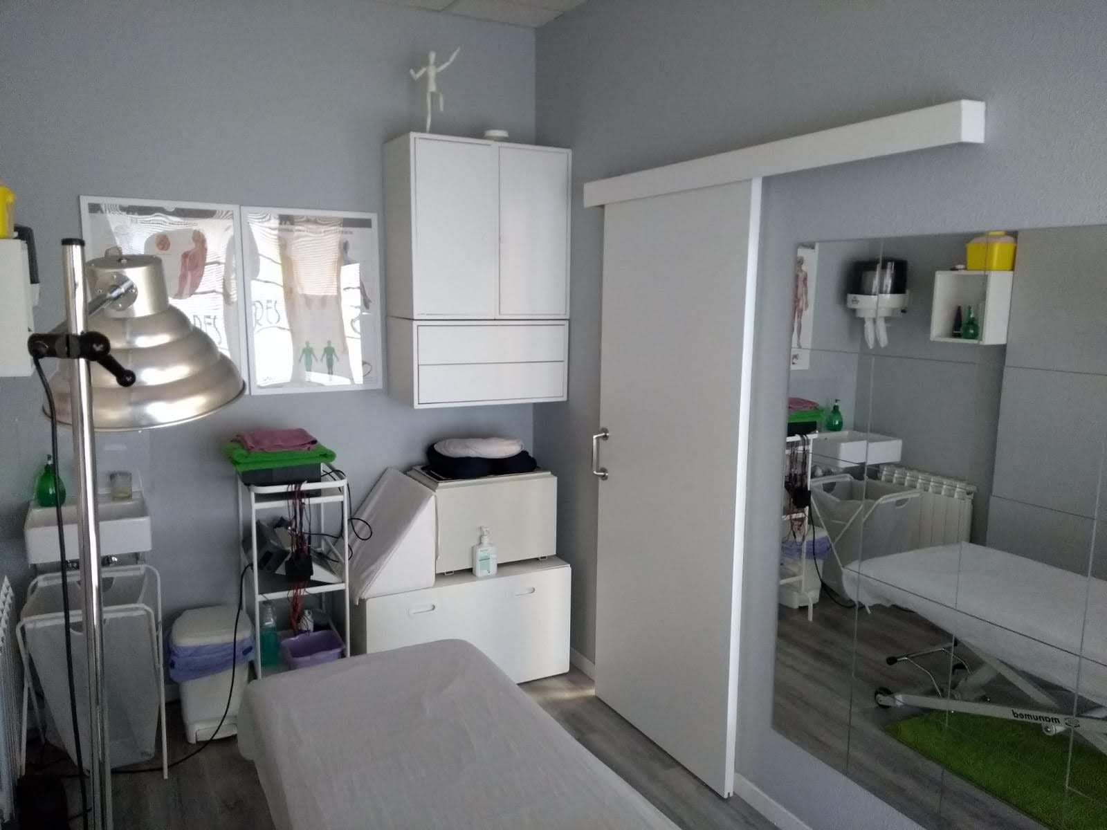 Zona de masajes y terapias manuales en la clínica Fisiores