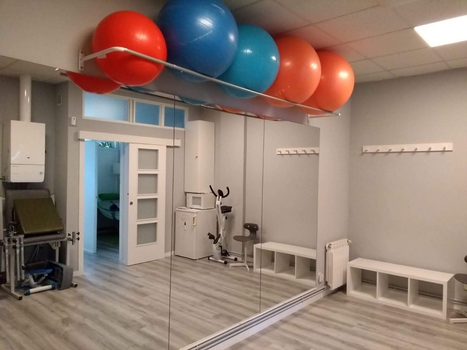 Recepción moderna de la clínica de fisioterapia Fisiores en Colmenar Viejo